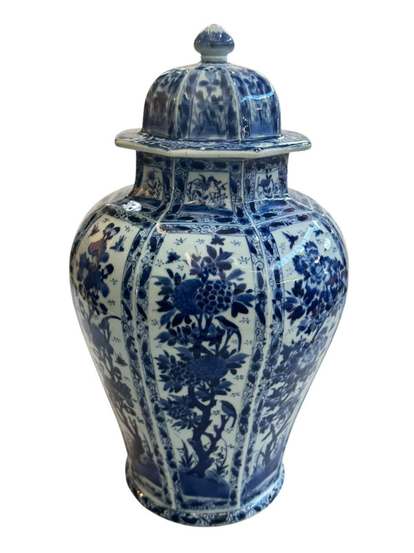 Chinese blue and white jar and cover, Kangxi period 17th Century, 42cm high.