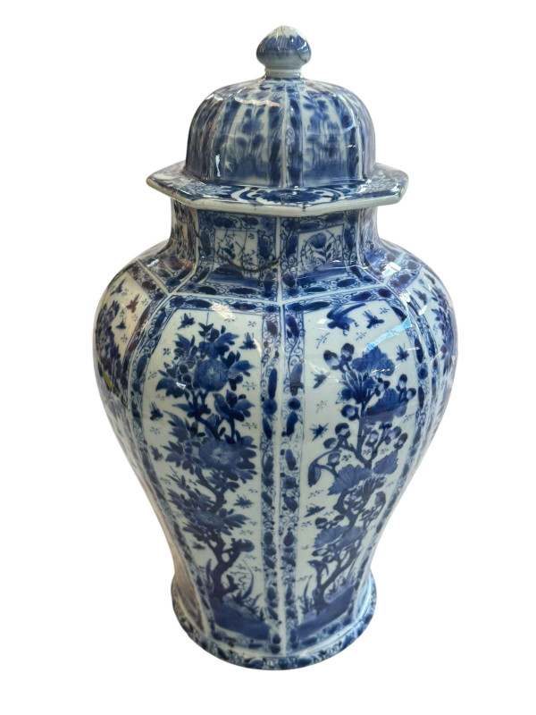 Chinese blue and white jar and cover, Kangxi period 17th Century, 42cm high.