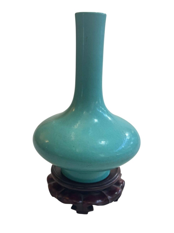 Chinese turquoise monochrome vase, 18th/19th Century, Qianlong mark, 22cm high.