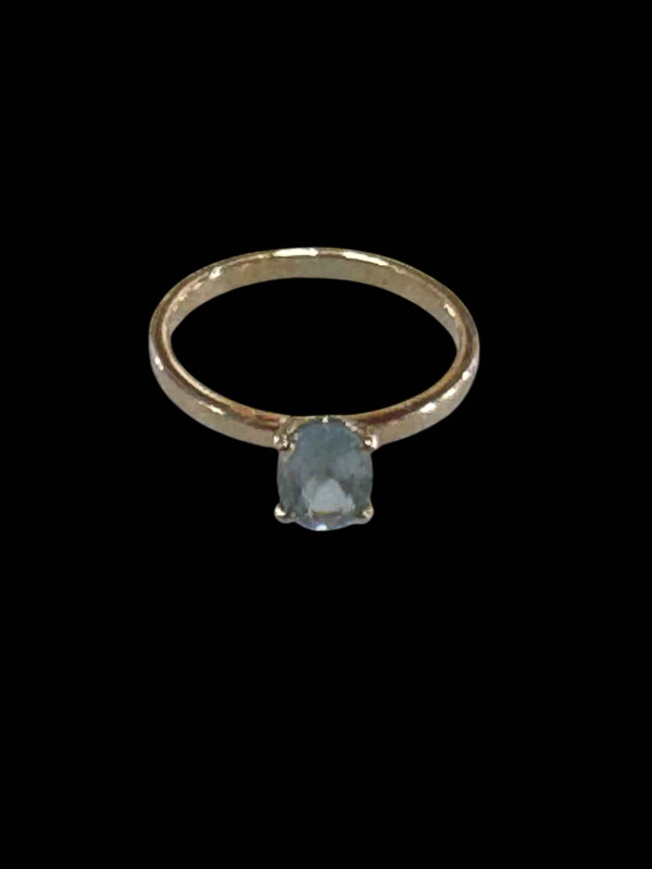 9 carat yellow gold and oval aquamarine single stone ring, size M.