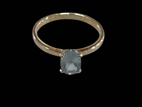9 carat yellow gold and oval aquamarine single stone ring, size M.