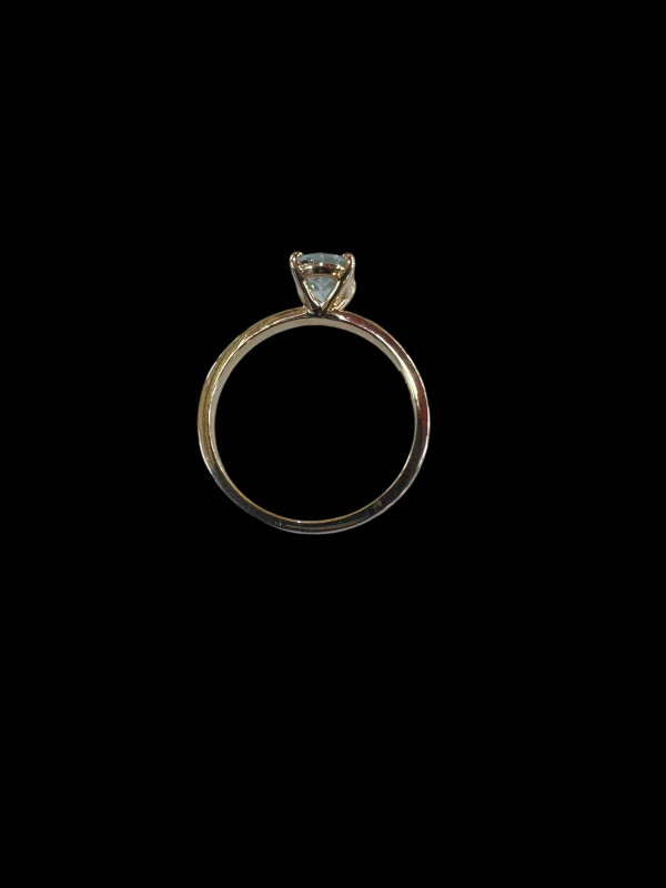 9 carat yellow gold and oval aquamarine single stone ring, size M.