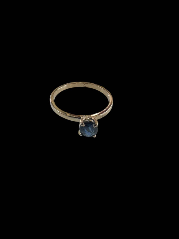 9 carat yellow gold and oval sapphire single stone ring, size O.