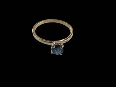 9 carat yellow gold and oval sapphire single stone ring, size O.