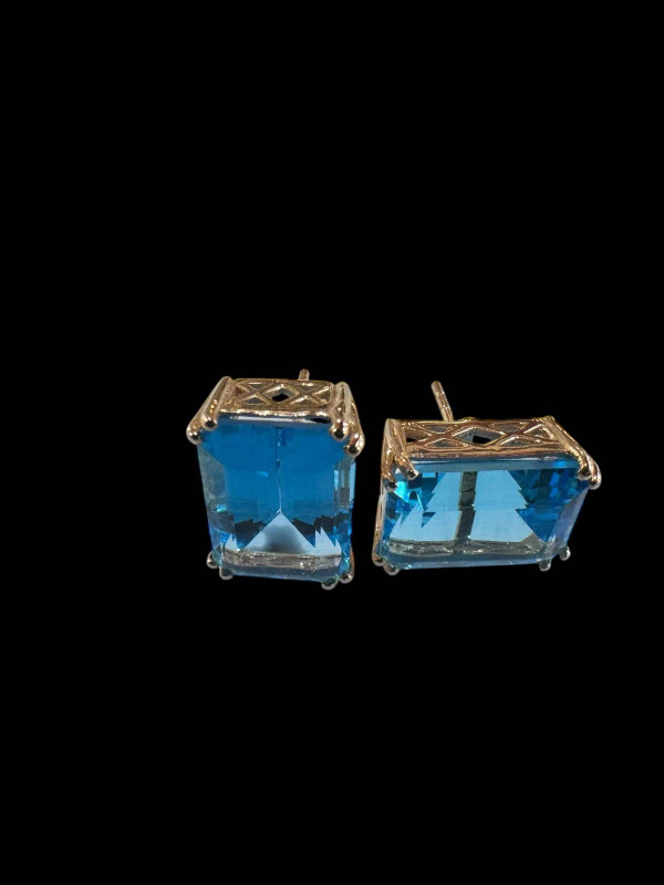 Pair of rectangular blue topaz earrings set in yellow gold, topaz over 16 carats.