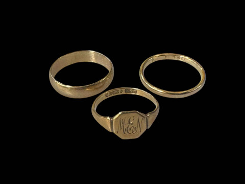 Three 9 carat gold rings.