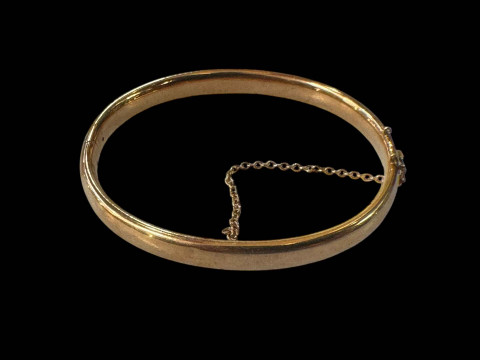 Gold hinged bangle.