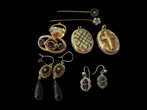 Jewellery including 9 carat gold earrings, stick pins, brooches and lockets.