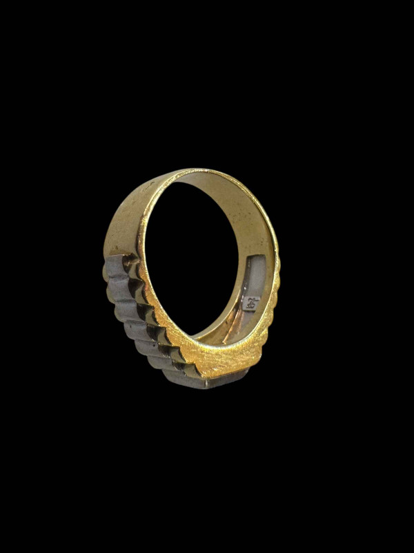 Gents 18 carat gold and diamond ring, stone approximately 0.5 carat, size S/T.