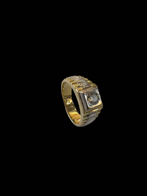 Gents 18 carat gold and diamond ring, stone approximately 0.5 carat, size S/T.