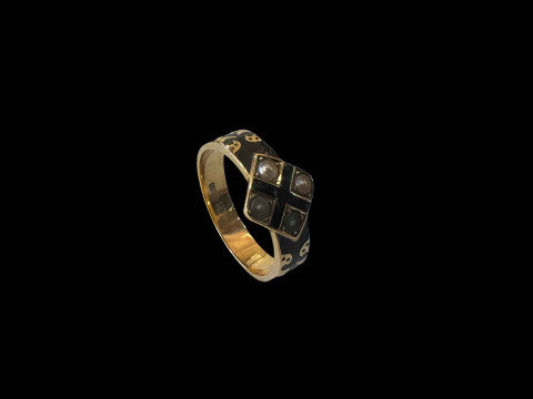 18 carat gold mourning ring with seed pearls and black enamel, size U/V.
