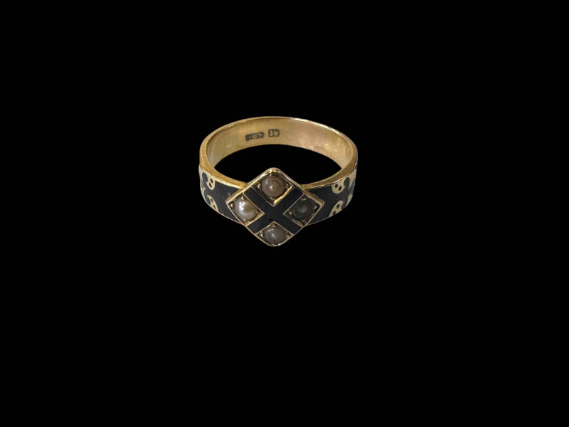 18 carat gold mourning ring with seed pearls and black enamel, size U/V.