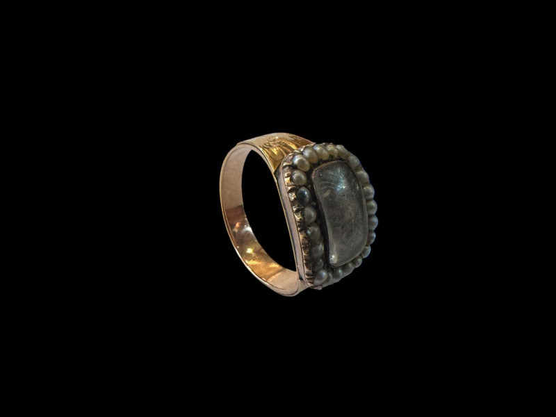 Early 19th Century gold mourning ring with seed pearls and hair locket, inscribed Lucas 1814, size P.