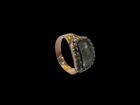 Early 19th Century gold mourning ring with seed pearls and hair locket,...