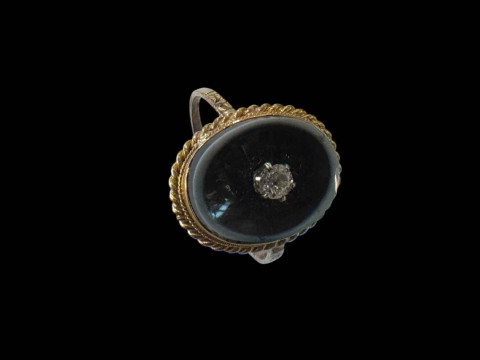 Early 19th Century gold mourning ring with diamond on onyx and hair locket,...