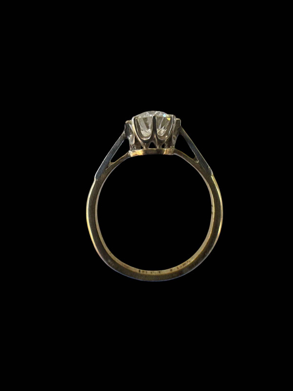 Solitaire diamond 18 carat gold and platinum ring, stone approximately 0.9 carat, size I.