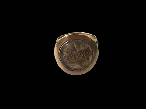 Early 19th Century 15 carat gold mourning ring with hair locket and monogram,...