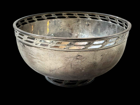 Mappin & Webb silver bowl, Birmingham 1967, 13.5cm diameter.
