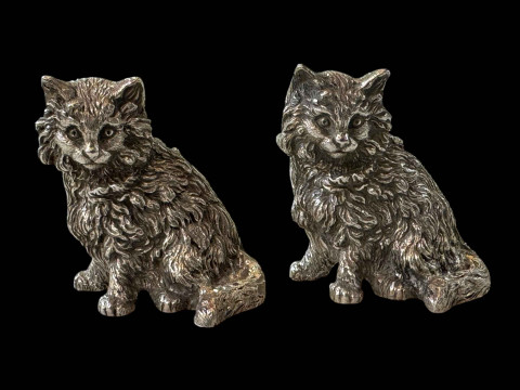 Two Apreys well modelled silver cast cats, London 1971, 5.25cm.