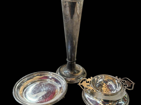 Silver tea strainer, small stand and flower vase (3).