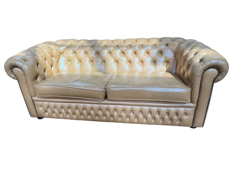 Tan deep buttoned leather and studded three seater Chesterfield settee, 77cm by 197cm by 90cm.