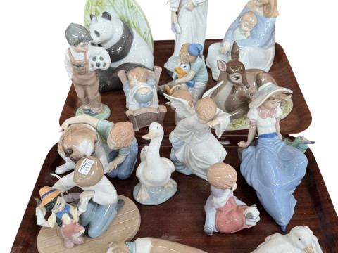 Collection of Nao figures and animals (16).