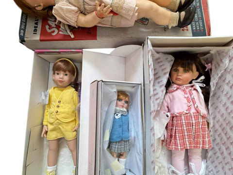 Twelve assorted boxed dolls including Ideals Saucy Walker doll, Effanbee, Ideal Giggles and Betsy Wetsy dolls, Sebino, etc. thumbnail