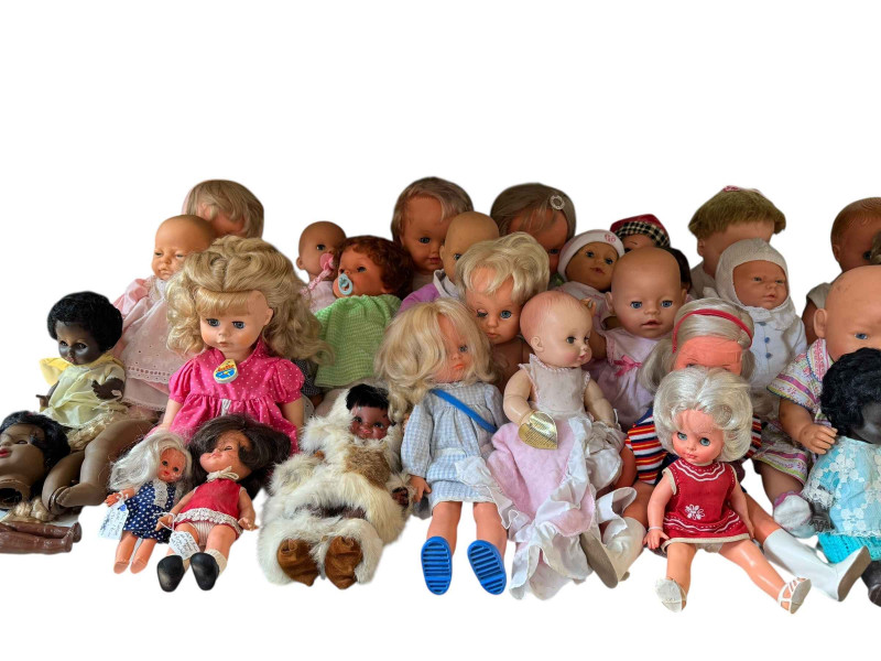 Full shelf of Mid 20th Century to present dolls.