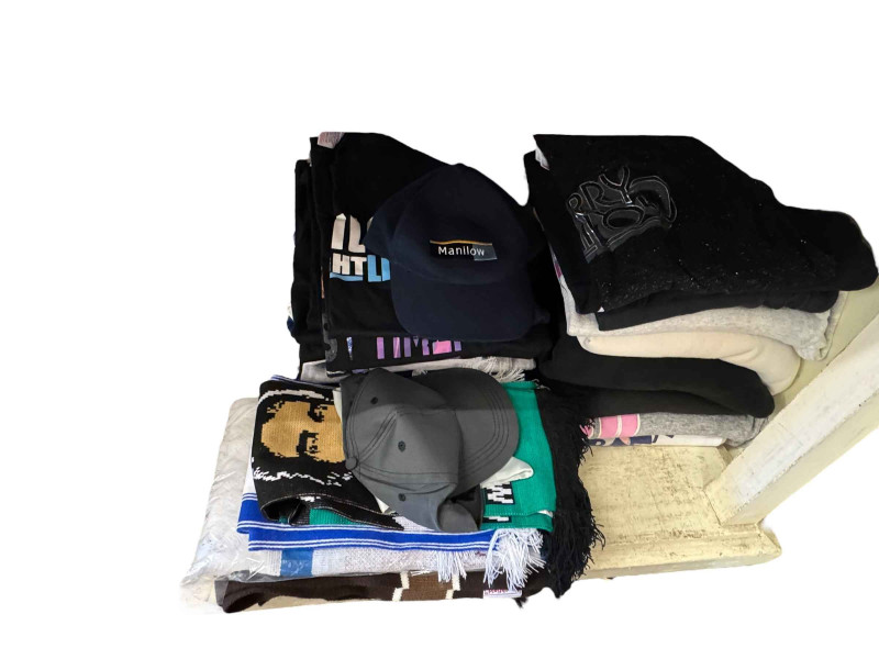 Good collection of Barry Manilow memorabilia including snapshot photographs, tickets, brochures, calendars, pens, along with signed CD's, LP records, cassette tapes, together with Manilow t-shirts.