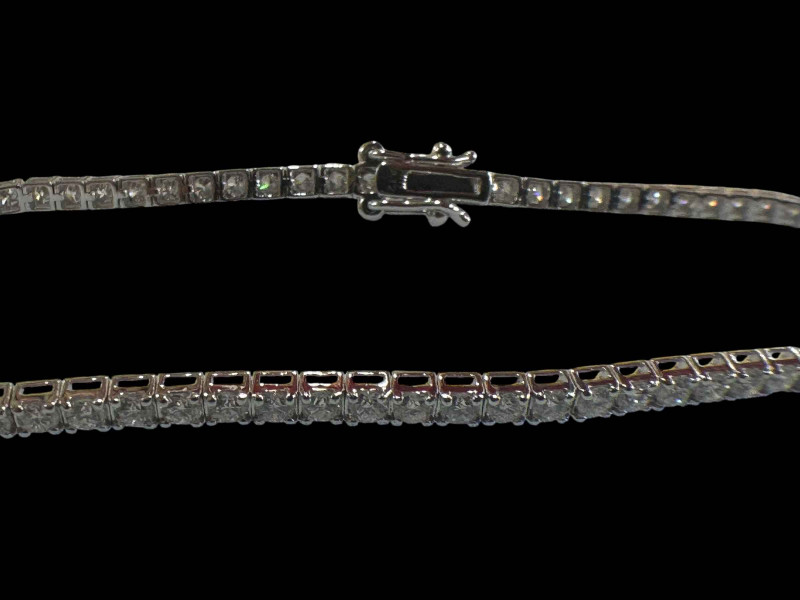 18 carat white gold diamond set tennis bracelet, diamonds totalling approximately 3 carats.