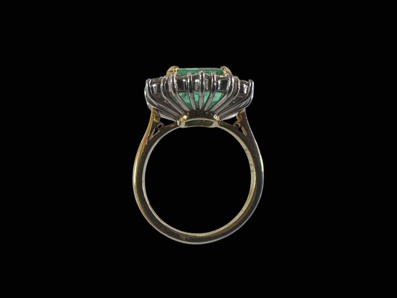 Good quality natural emerald and diamond cluster ring set in 18 carat white gold with yellow shank, size Mœ, with diamond grading report.