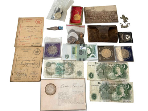 Collection of one pound QEII banknotes and other loose coinage.