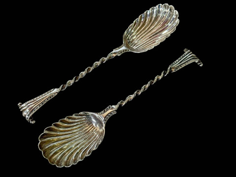 Pair George III silver serving spoons with onslow handles, London 1818.