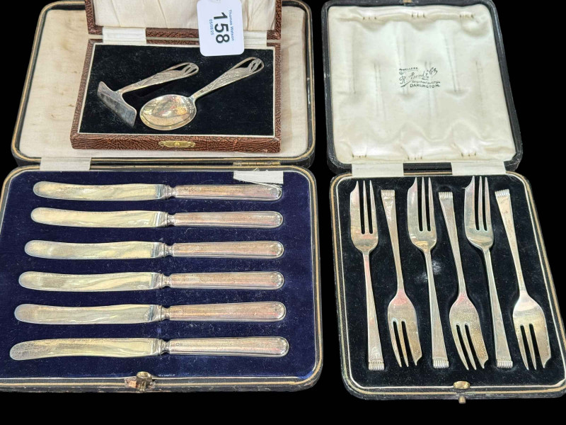Cased silver pastry forks, Sheffield 1936, silver infants spoon and pusher, and tea knives.
