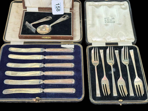 Cased silver pastry forks, Sheffield 1936, silver infants spoon and pusher,...
