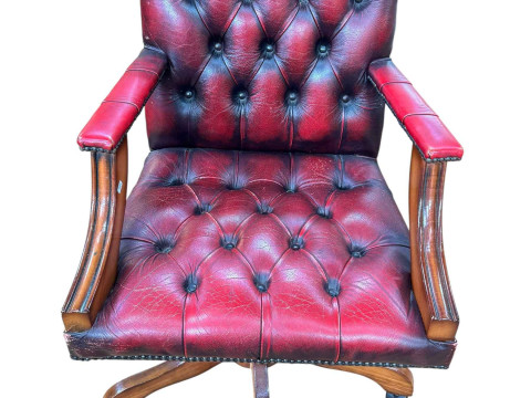 Red deep buttoned leather swivel office desk elbow chair.