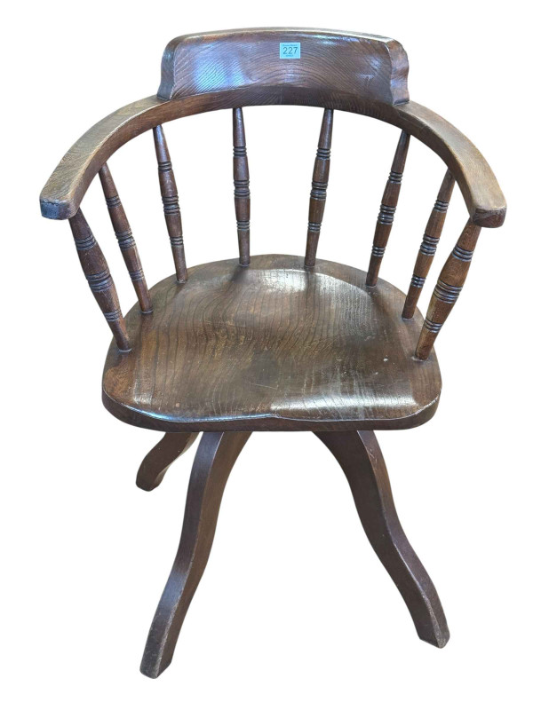 Early 20th Century swivel office desk chair.