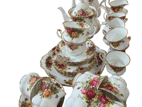 Collection of Royal Albert Old Country Roses, approx. 35 pieces.