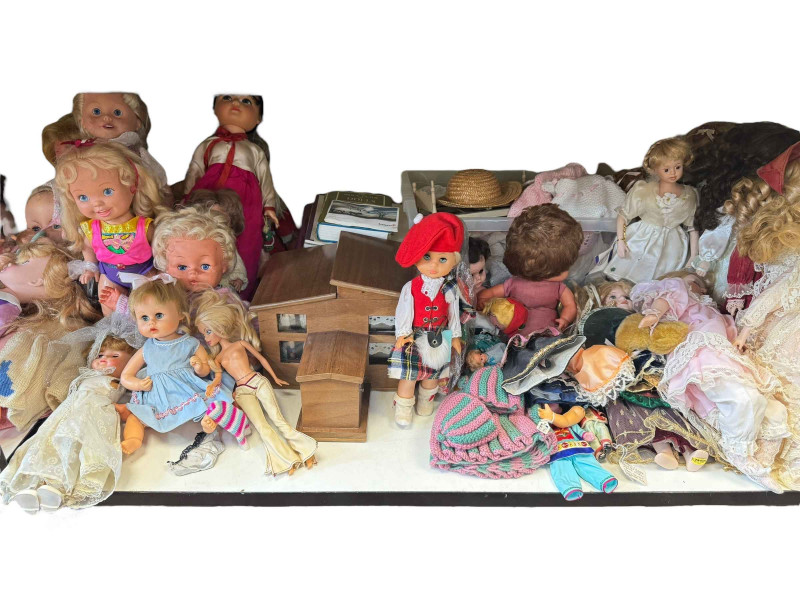 Large collection of dolls including pot dolls, Barbie, Amanda Jane, Anne Gedden sunflower doll etc.