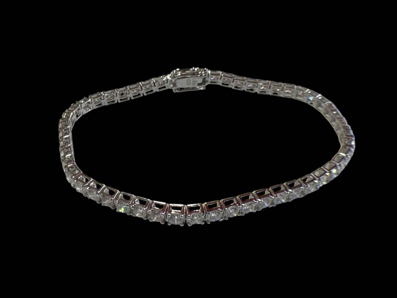 18 carat white gold and diamond tennis bracelet, total diamond content over 5 carats.