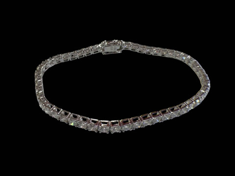 18 carat white gold and diamond tennis bracelet, total diamond content...