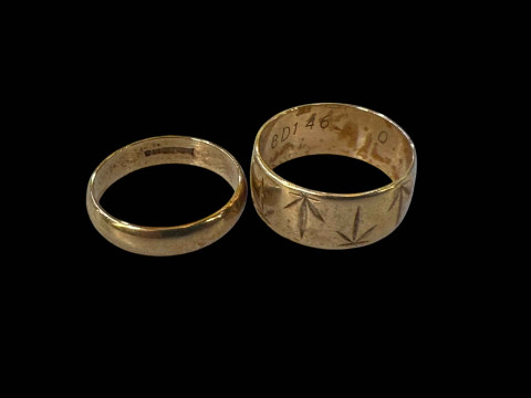 Two 9 carat gold wedding bands.