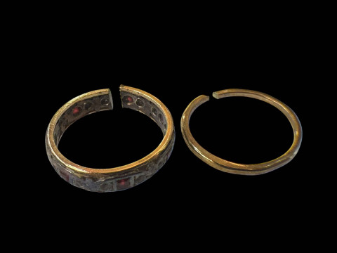 Two cut 9 carat gold rings.