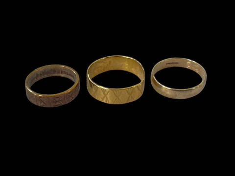 Two 9 carat gold wedding bands and one 22 carat gold band (3).