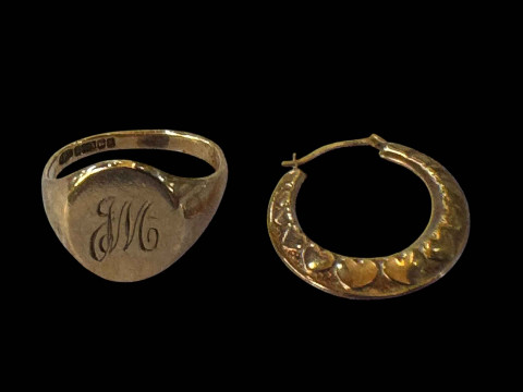 9 carat gold signet ring and damaged earrings (2).