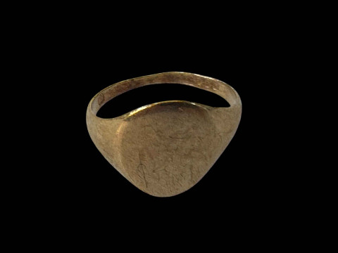 9 carat gold gent's ring.