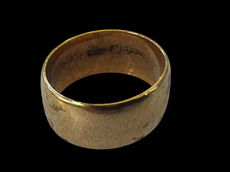 18 carat gold wedding band.