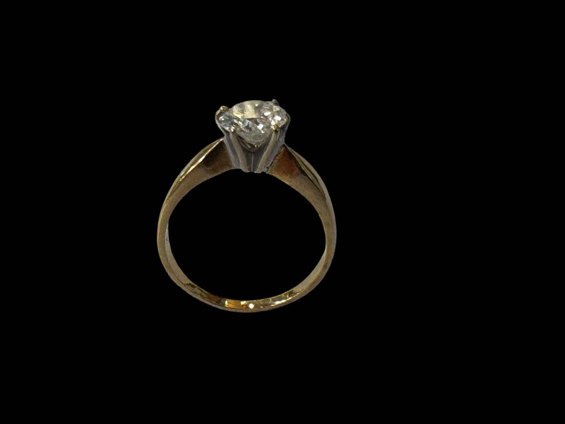 Solitaire one carat diamond 18 carat gold ring, size P.