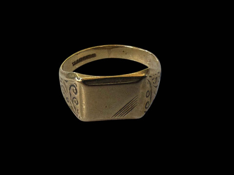 9 carat gold gent's signet ring.
