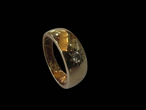 Gent's 9 carat gold diamond set ring, size V.